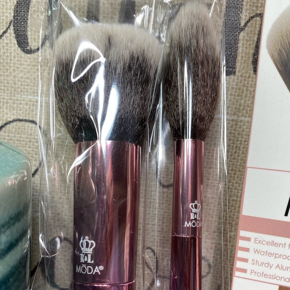 🎉FREE🎉 MŌDA® Limited Edition 2pc Powder & Soft Glow Kit (Free w/purchase) - Picture 2 of 6